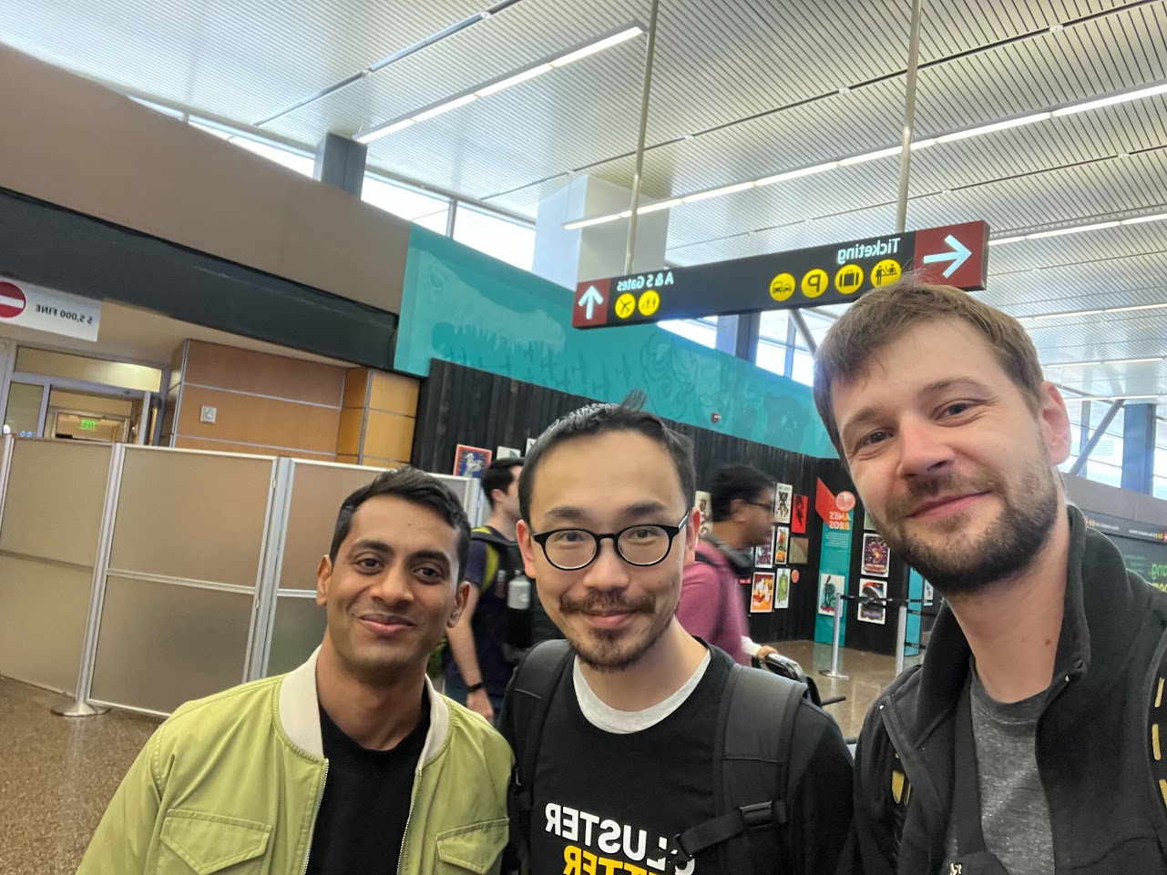 scikit-imageのLars Grüter氏(右)とzarrのSanket Verma氏(左)と空港で記念撮影